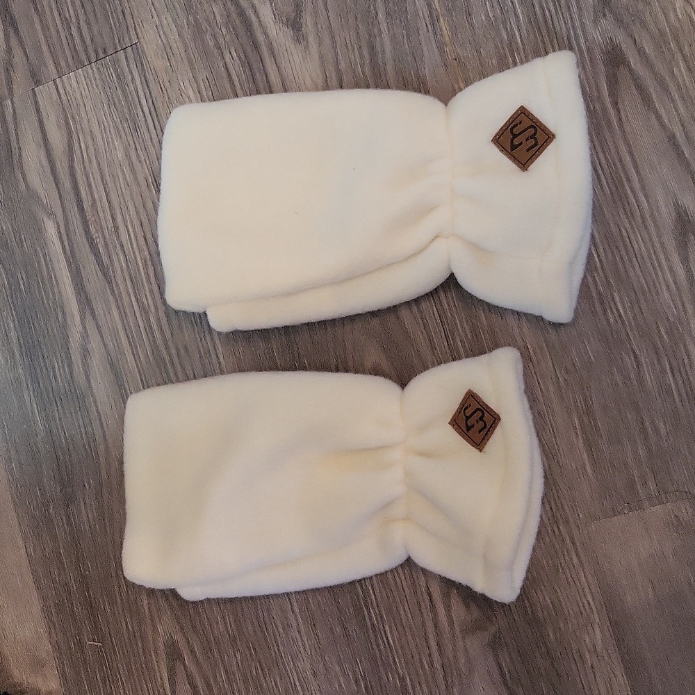 Merkley l made in canada l mittens l cream colour l like new l new condition